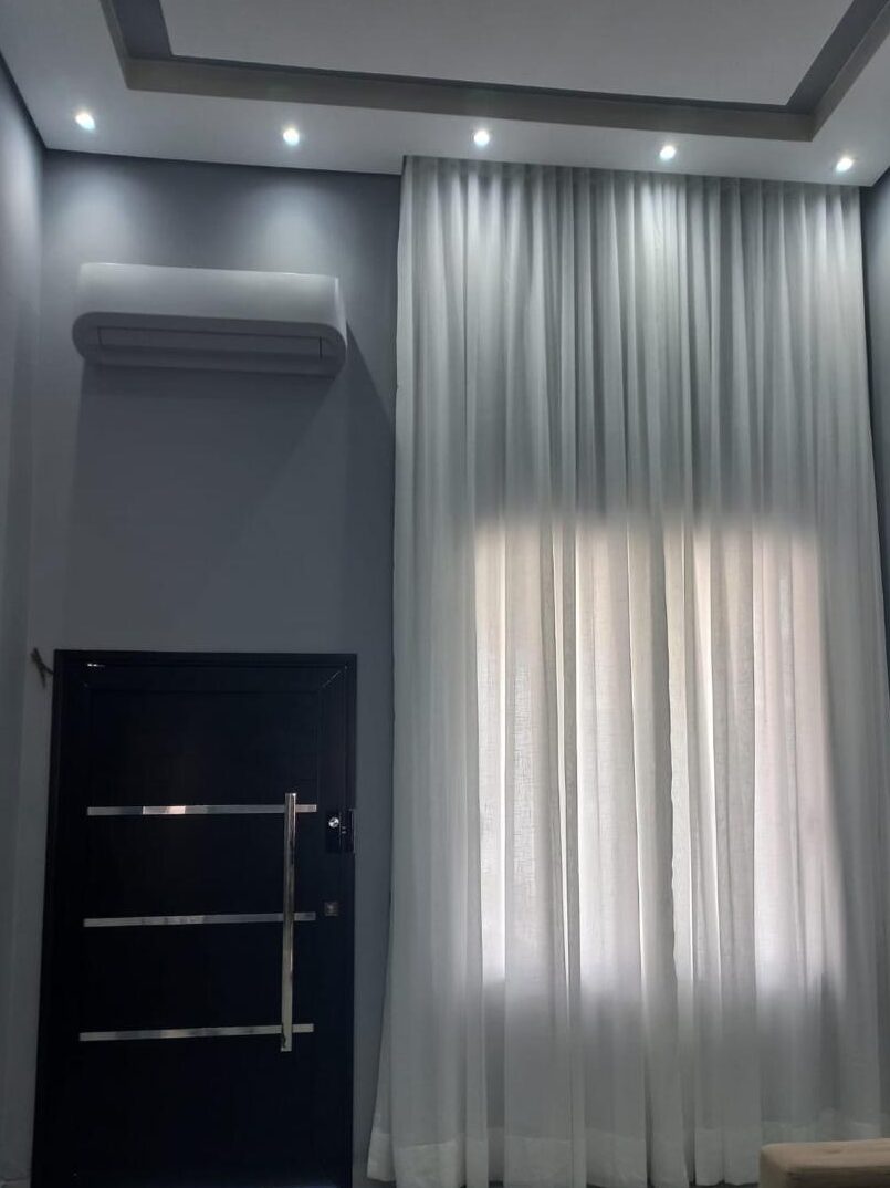 Ambiente com cortina automatizada